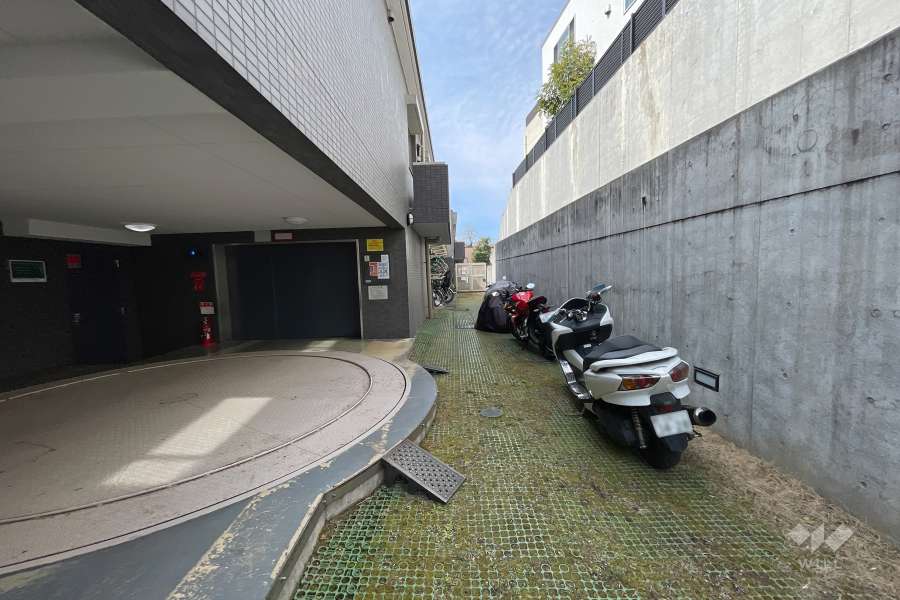 敷地内駐車場（屋内機械式）・バイク置場