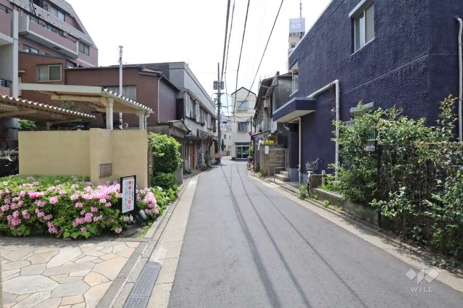 敷地北西側の前面道路　（北東側から）