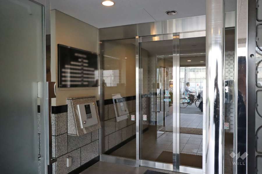 エントランスはオートロック付きです。