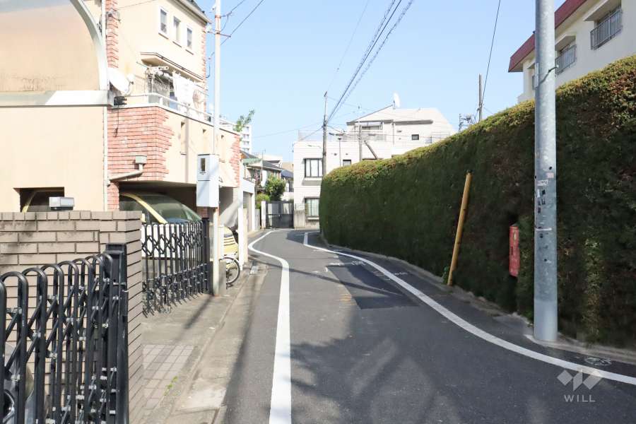 敷地北側の前面道路(西側から)
