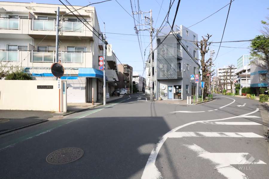 敷地南東側の前面道路(南西側から)