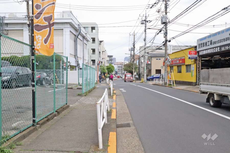 敷地東側の前面道路は中央中通りです(南側から)。