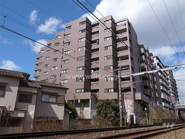 コーワ伊丹アーバンライフの外観（南東側から）　敷地東側にはJR福知山線が走っています。