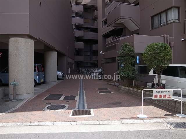 敷地入り口。すぐ北側（写真右手）には伊丹有岡スイミングプールがあります。
