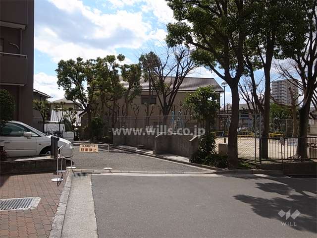 敷地の西側には小さな公園（池ノ阪児童遊園地）があります。