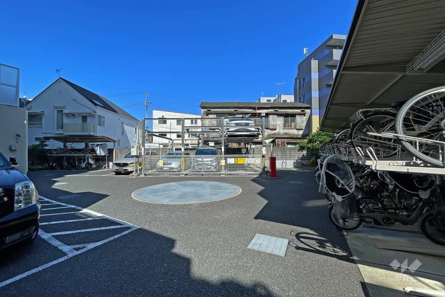 敷地内駐車場（屋外機械式）と駐輪場