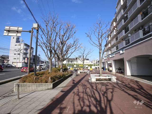 エントランス前の広場。目の前は尼宝線です。