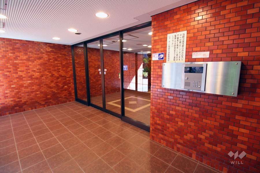 エントランスはオートロック付きです。