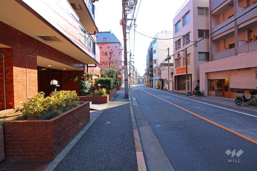 敷地南側前面道路（東側から）。40m先は駒沢通りに突き当たります。