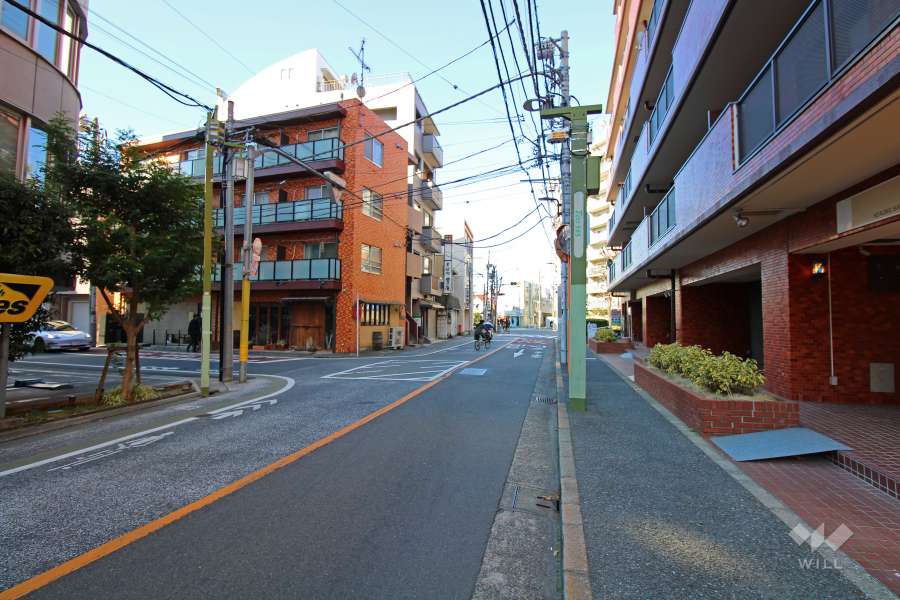 敷地南側前面道路（西側から）。180m先を右折すると東横線の「学芸大学駅」前です。