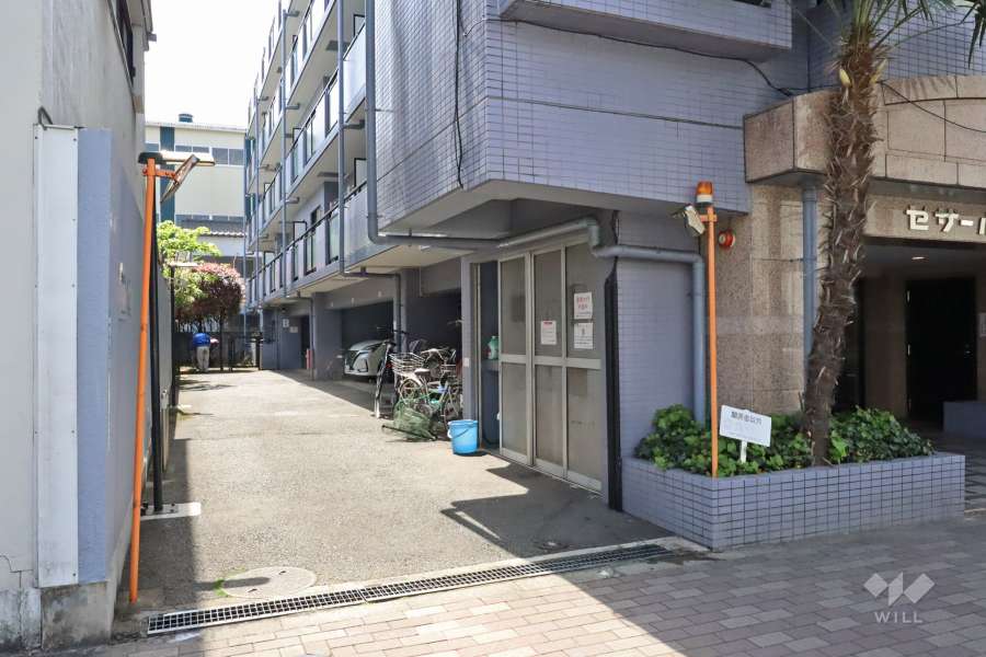 敷地内駐車場（屋内平面式）の出入り口