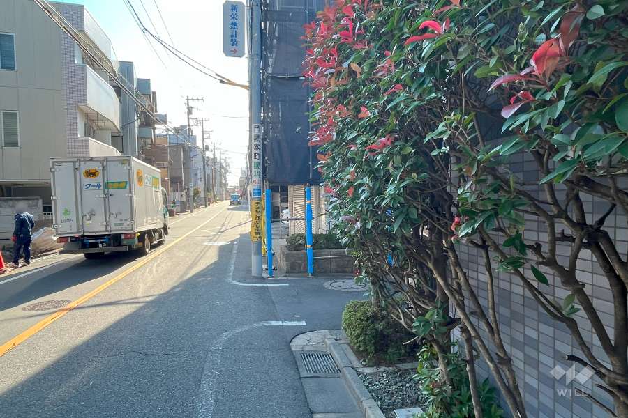 敷地南東側の前面道路（北東側から）