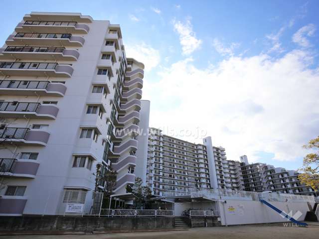 マイシティ伊丹の全景。手前左側が参番館です。
