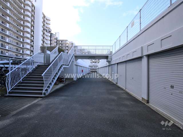 敷地内駐車場（屋外・シャッター付き）
