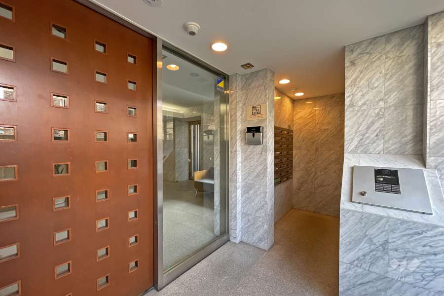 エントランスはオートロック付きです。