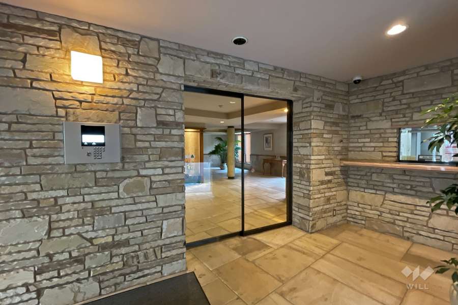 エントランスはオートロック付きです。