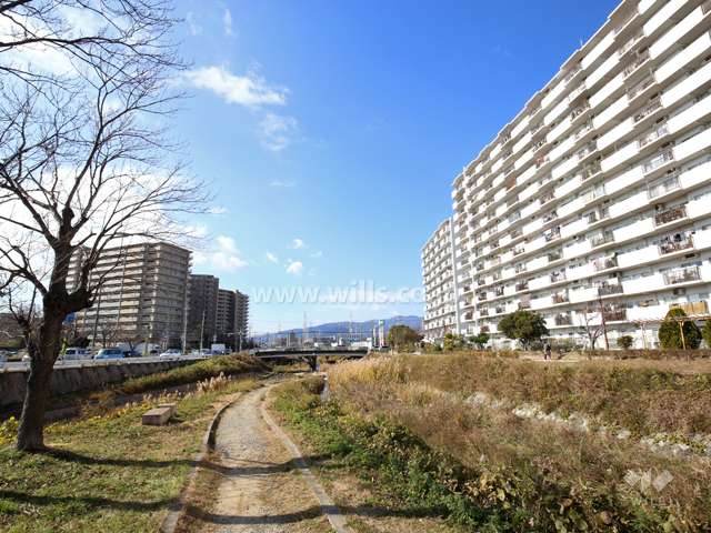 敷地の南側を天神川が流れています。