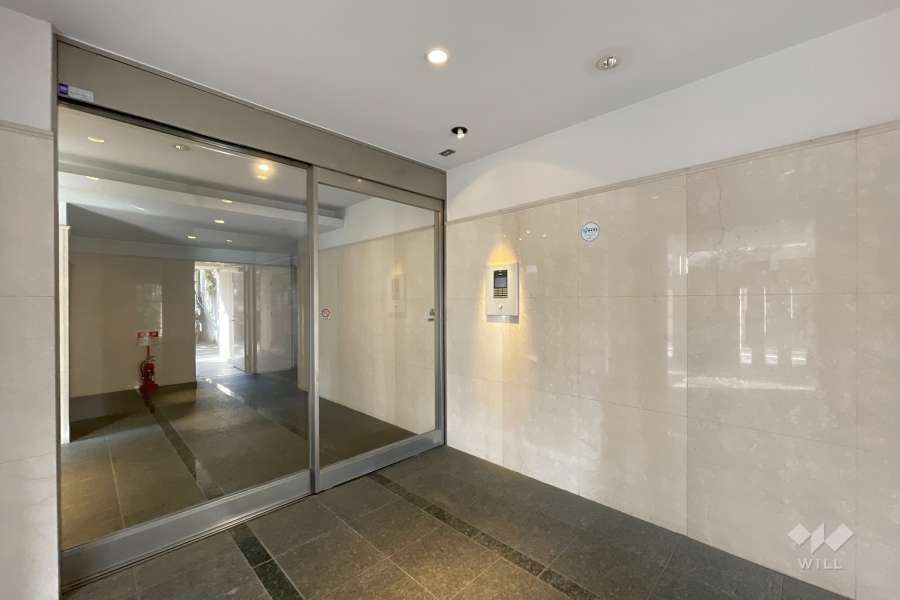 エントランスはオートロック付きです。　