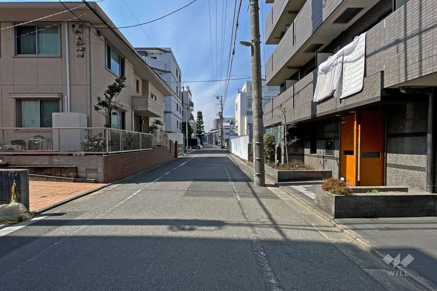 敷地南側の前面道路（東側から）