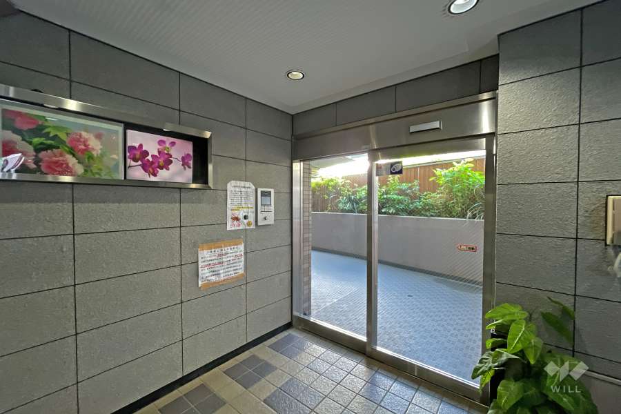 エントランスはオートロック付きです。