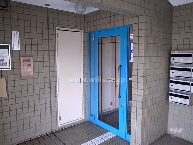 エントランスはオートロック付きです。