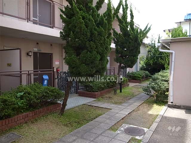 1階の住戸には一戸建て感覚の専用ポーチが付いています。