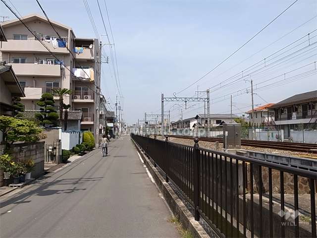 敷地の東側には道を挟んで、阪急伊丹線が走っています。