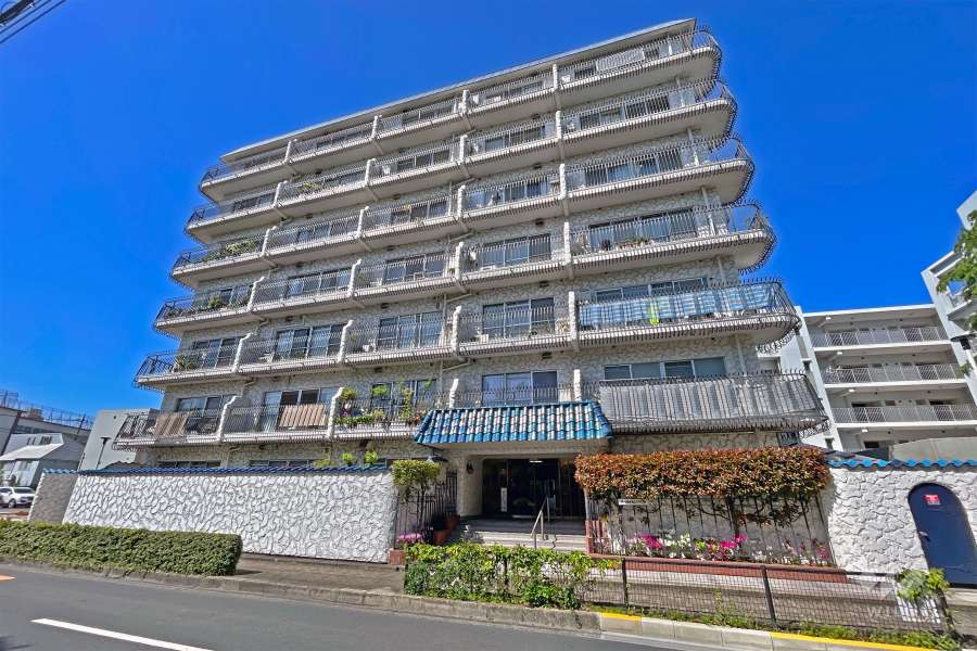 秀和清水池レジデンスの外観（北東側から）