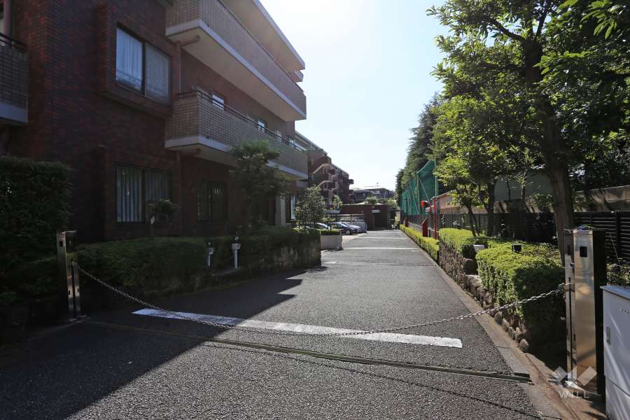 駐車場の出入り口（ロボットゲート付き）