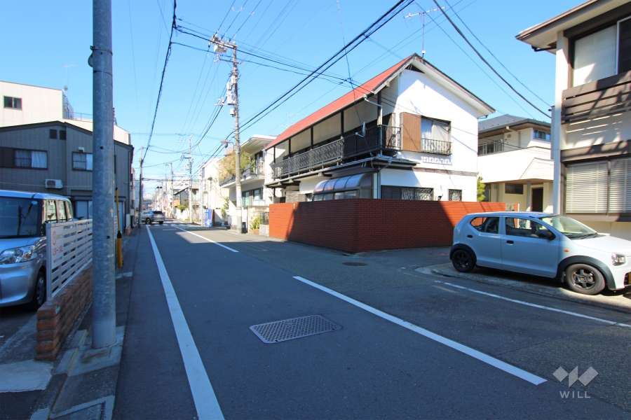 敷地北側の前面道路（東側から）