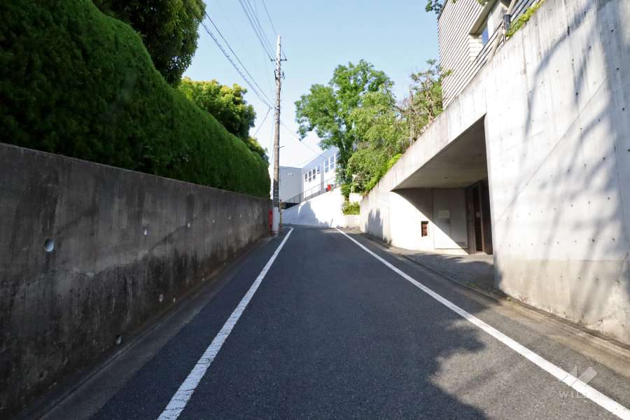 敷地北側の前面道路（旧山手通り方面）