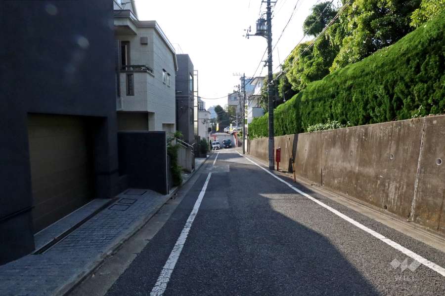 敷地北側の前面道路（上村坂方面）