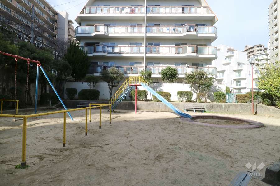 敷地に隣接して小さな公園があります。