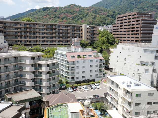周辺はマンションが多く立ち並ぶ住宅地です。