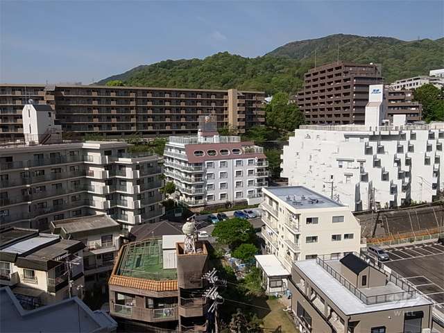 周辺はマンションが多く立ち並ぶ住宅地です。