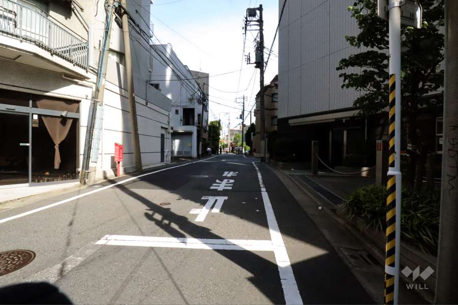 敷地北東側の前面道路(北西側から)