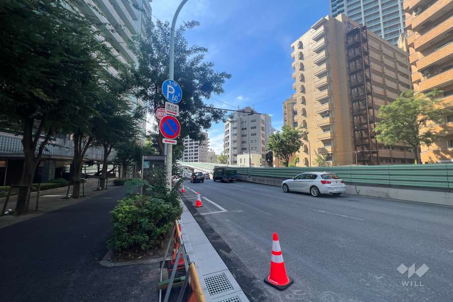 敷地西側の前面道路(北から)