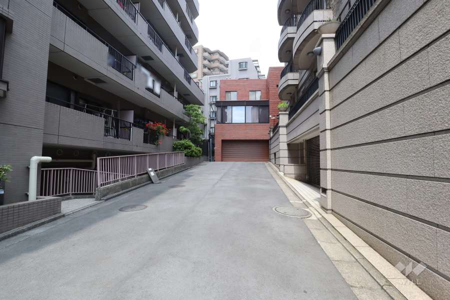 敷地北東側の前面道路