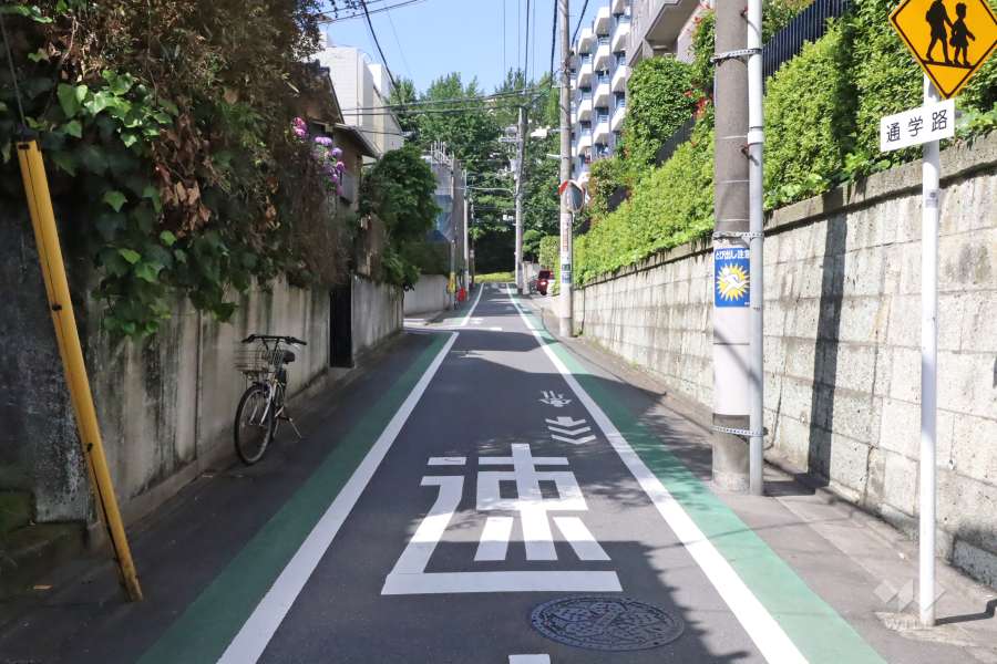 敷地南東側の前面道路