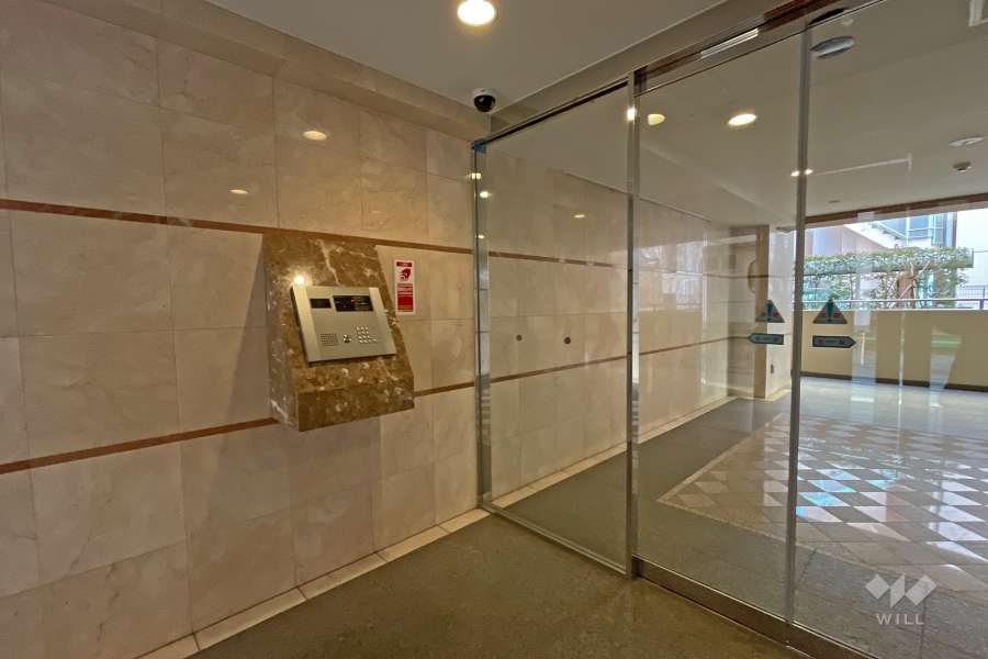 エントランスはオートロック付きです。