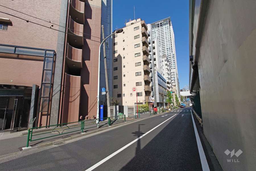 敷地北東側の前面道路（南東側から）