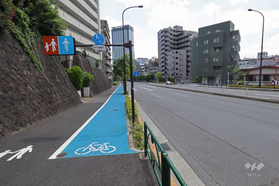 敷地西側の前面道路