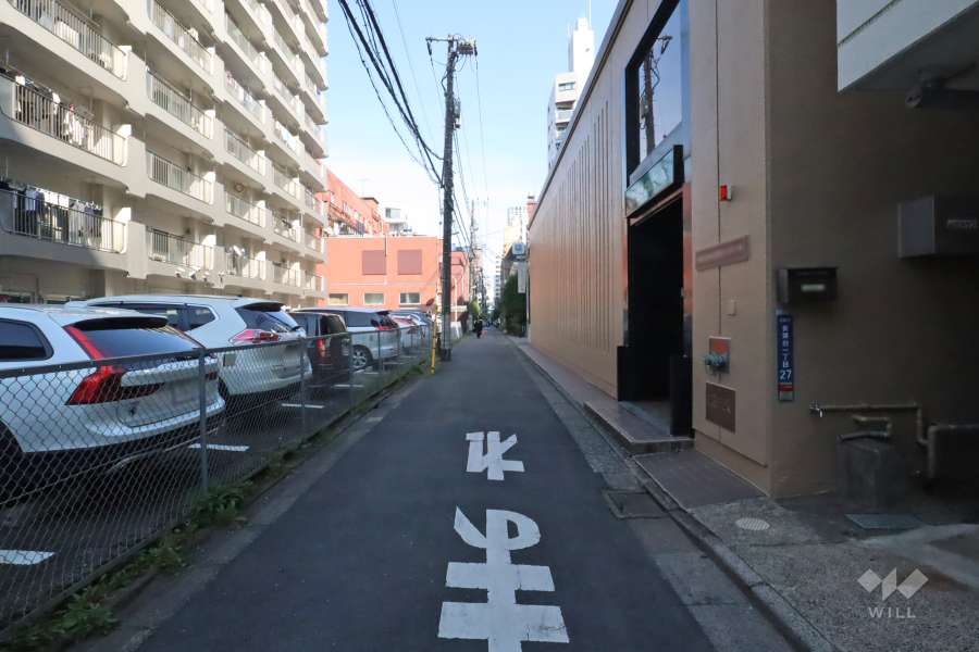 敷地南西側の前面道路(北南西側から)