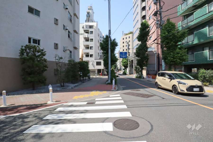 敷地北西側の前面道路(北東側から)