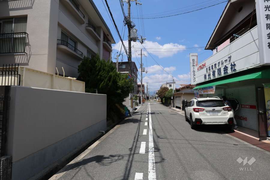 敷地北側の前面道路（西側から）