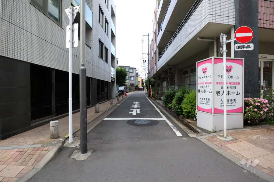 敷地東側の前面道路(南側から)
