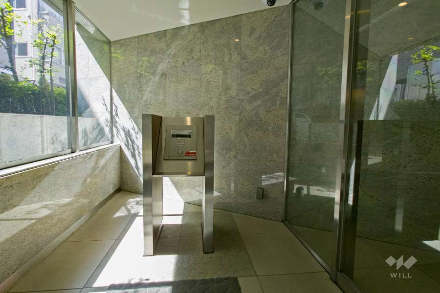 エントランスはオートロック付きです。