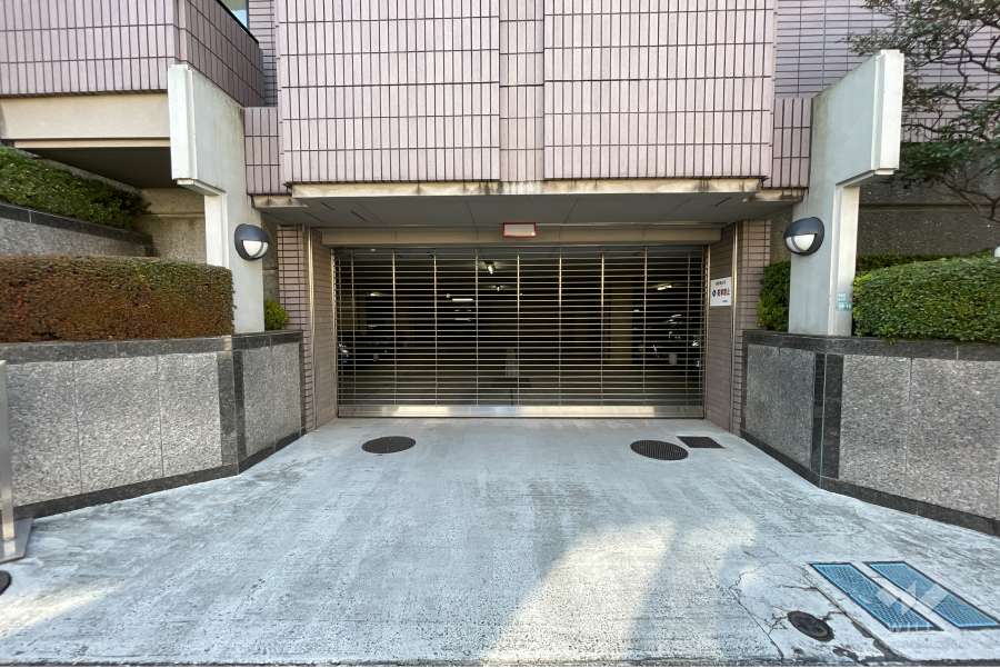 駐車場の出入り口（リングシャッター付き）