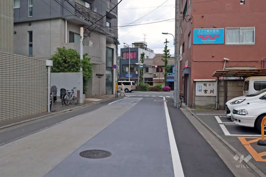 敷地北東側の前面道路(南東側から)