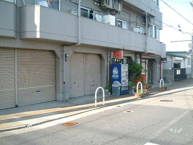 1階には店舗が入っています。